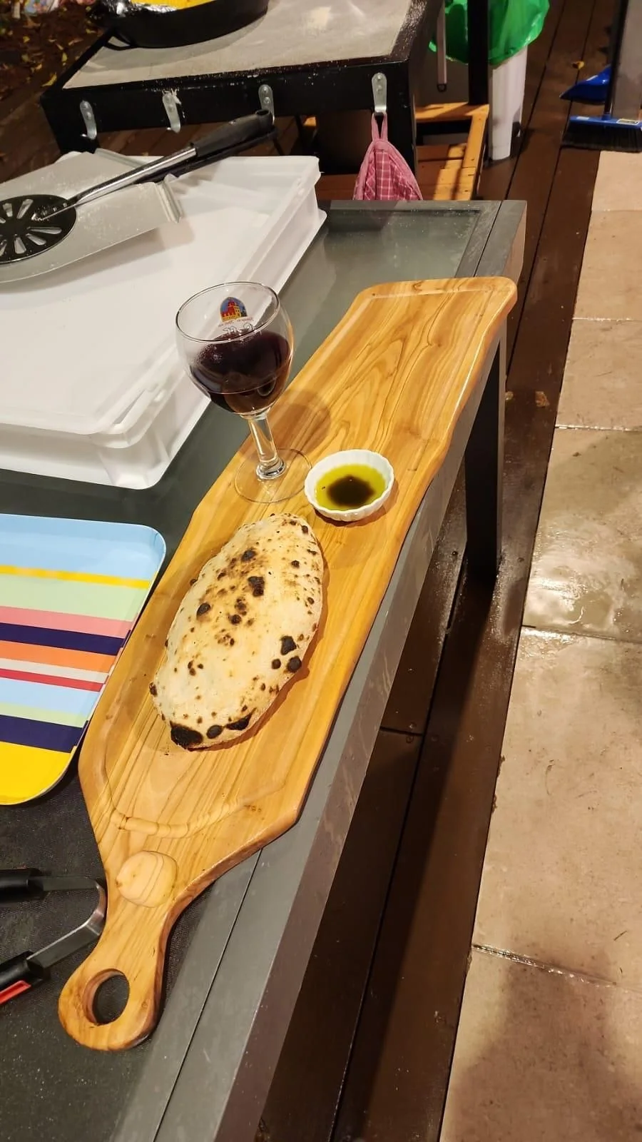 קרש הגשה ארוך עם ידית, לחם, שמן זית ויין